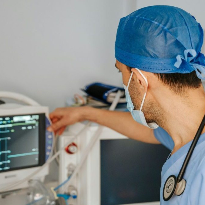 Na ilustračnej snímke lekár.