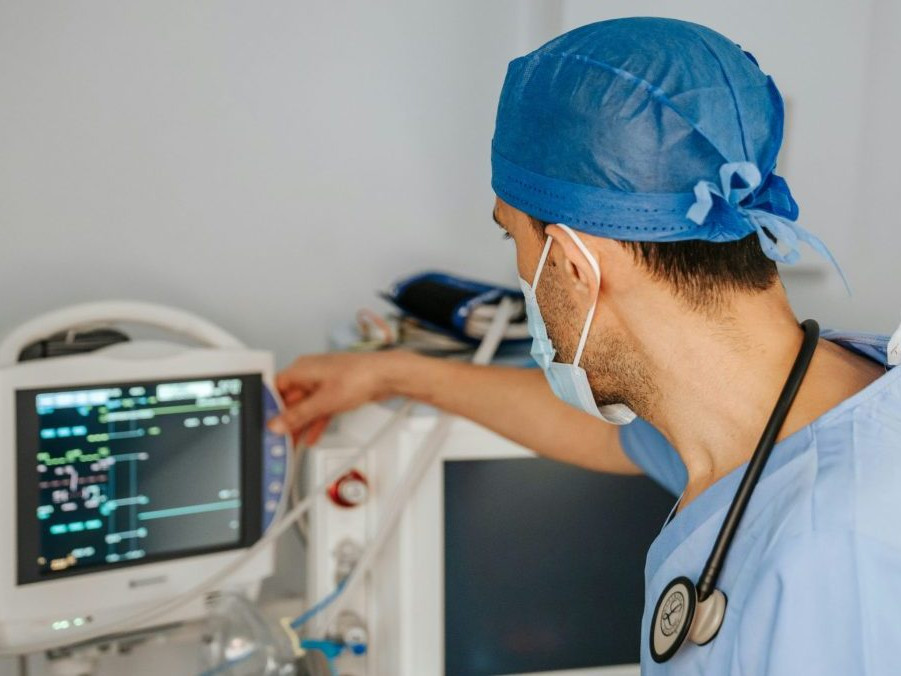 Na ilustračnej snímke lekár.