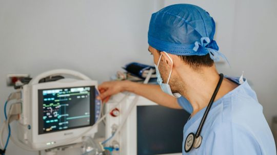 Na ilustračnej snímke lekár.