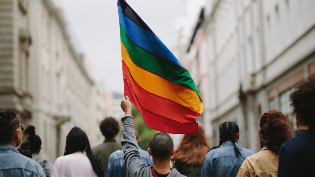 ľudia s dúhovou vlajkou