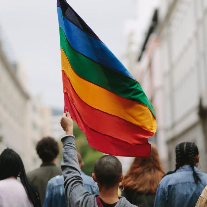 ľudia s dúhovou vlajkou