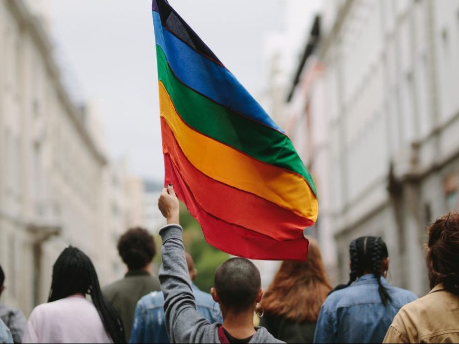 ľudia s dúhovou vlajkou