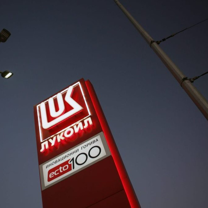 Na ilustračnej snímke logo Lokoil.