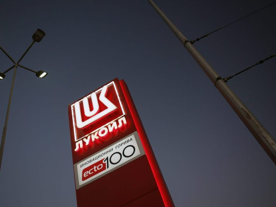 Na ilustračnej snímke logo Lokoil.