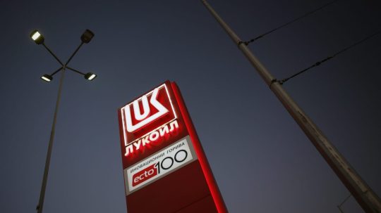 Na ilustračnej snímke logo Lokoil.