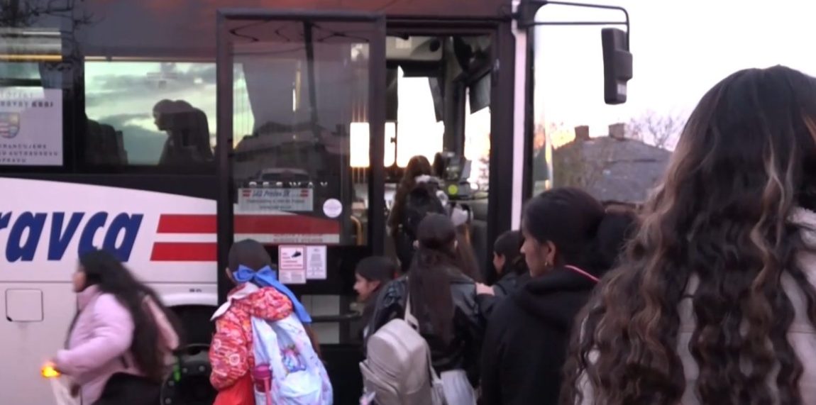 Na snímke žiaci z Malého Slivníka nastupujú do autobusu.