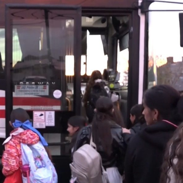 Na snímke žiaci z Malého Slivníka nastupujú do autobusu.