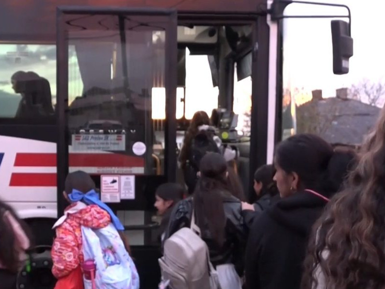 Na snímke žiaci z Malého Slivníka nastupujú do autobusu.