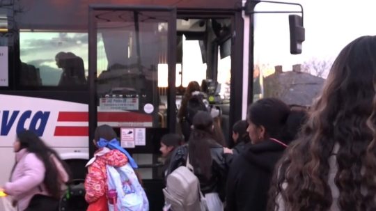 Na snímke žiaci z Malého Slivníka nastupujú do autobusu.