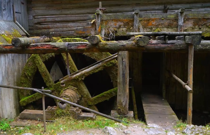 Na snímke súčasť mlyna v Kvačianskej doline zarastený machom.