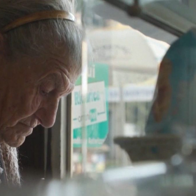 Na snímke najstaršia barmanka v Taliansku Anna Possiová.