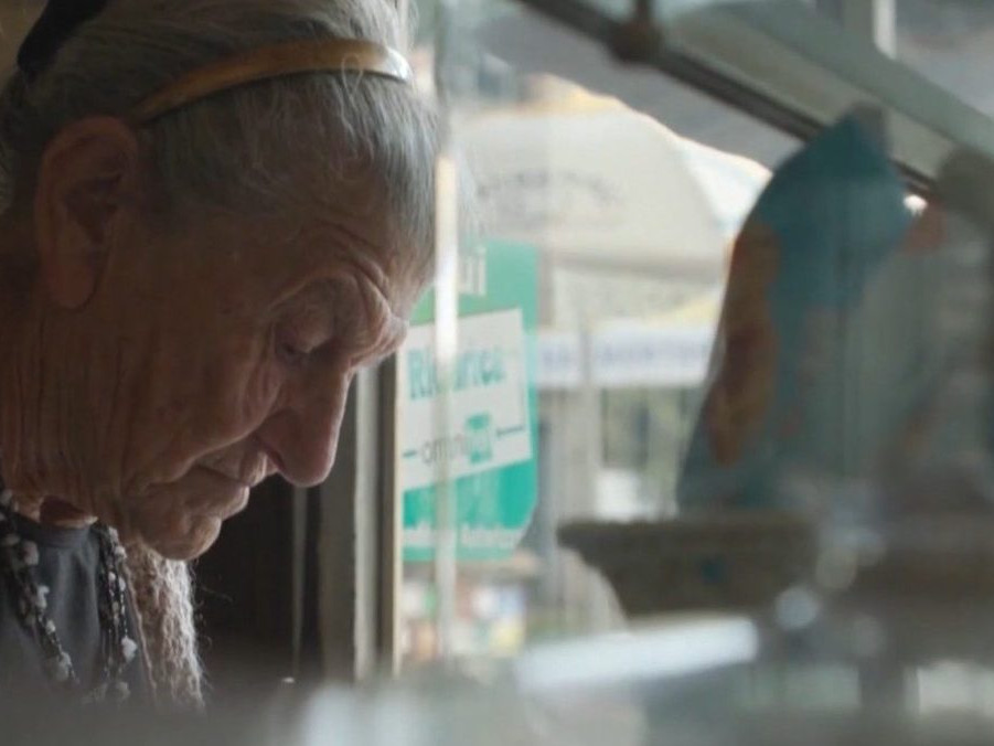 Na snímke najstaršia barmanka v Taliansku Anna Possiová.