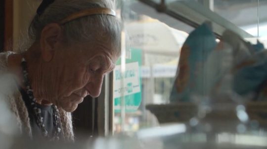 Na snímke najstaršia barmanka v Taliansku Anna Possiová.