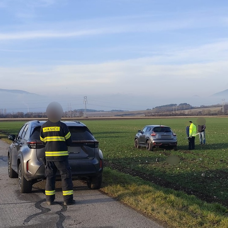 Pri dopravnej nehode v Necpaloch zomrela jedna z dvojice chodkýň.