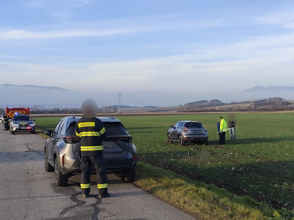 Pri dopravnej nehode v Necpaloch zomrela jedna z dvojice chodkýň.