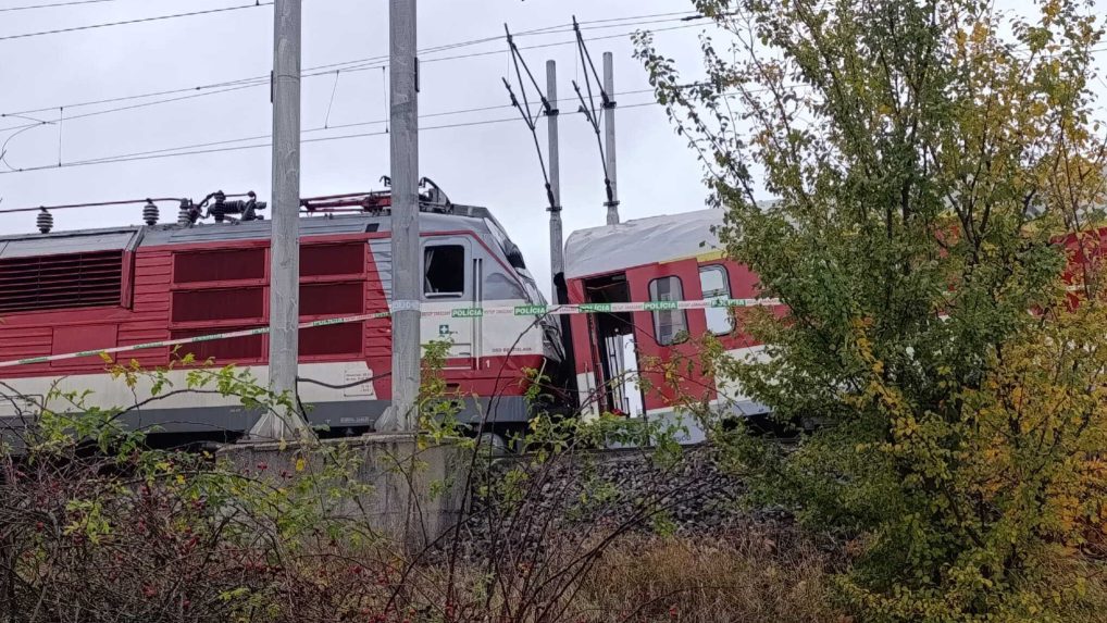 Na snímke následky nehody vlakov v Pezinku.