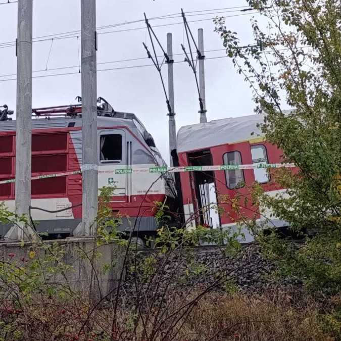 Na snímke následky nehody vlakov v Pezinku.