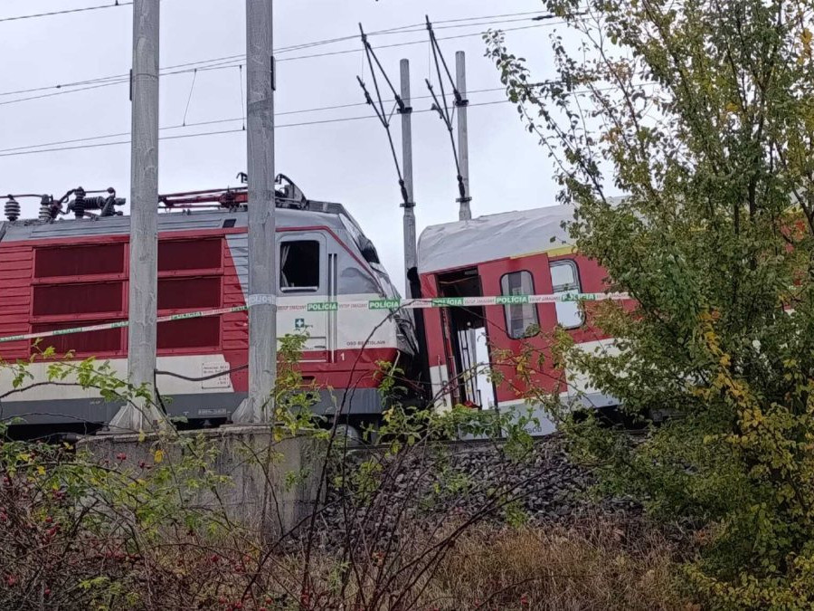 Na snímke následky nehody vlakov v Pezinku.