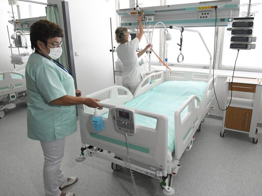 Na snímke zdravotný personál.