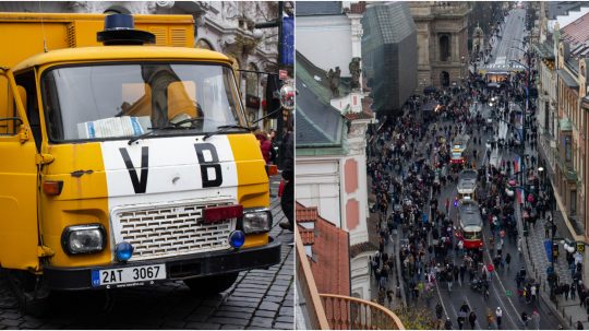 Na snímke vozidlo verejnej bezpečnosti a ľudia zhromažďujúci sa na Národnej tirede.