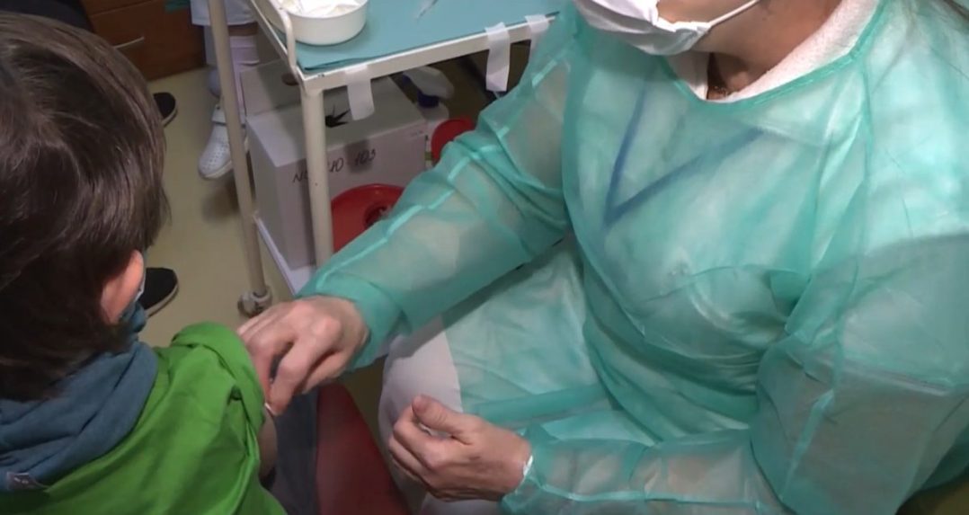 Na ilustračnej snímke očkovanie dieťaťa.