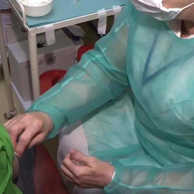 Na ilustračnej snímke očkovanie dieťaťa.