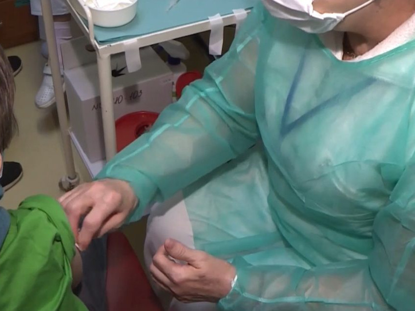 Na ilustračnej snímke očkovanie dieťaťa.