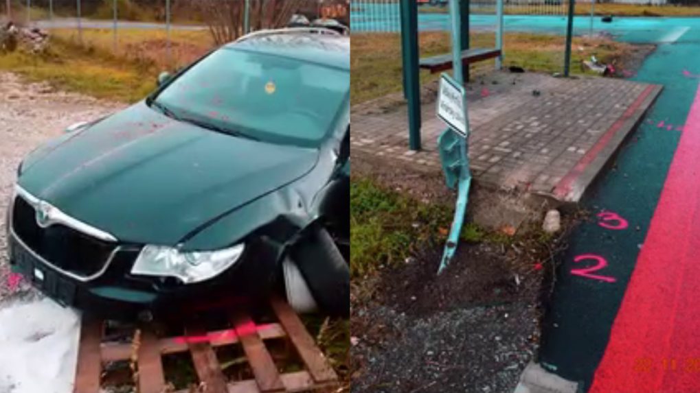 Na snímke je poškodené auto a zastávka autobusu.
