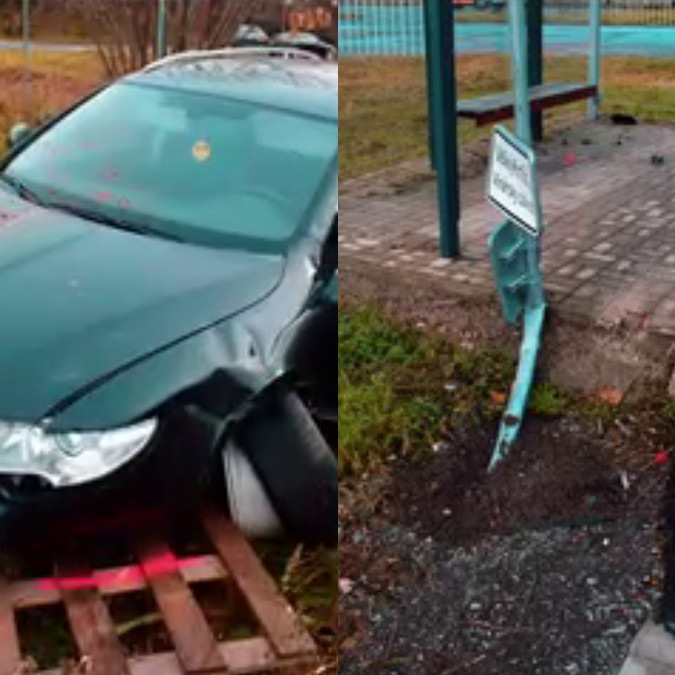 Na snímke je poškodené auto a zastávka autobusu.