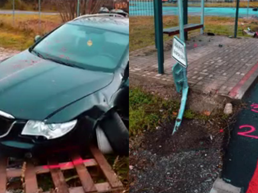 Na snímke je poškodené auto a zastávka autobusu.