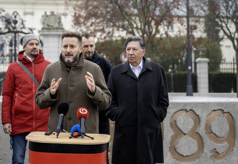 Na snímke Matúš Vallo a autori pri Na snímke Pamätníku novembra 1989.