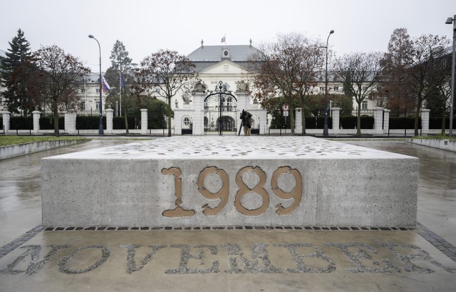 Na snÃƒÂ­mke PamÃƒÂ¤tnÃƒÂ­k novembra 1989.