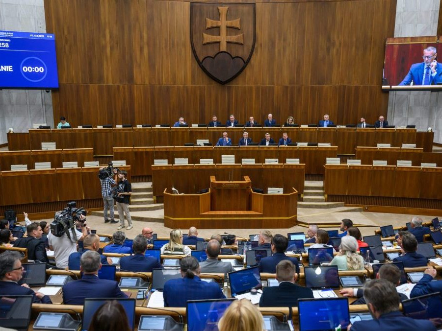 Na ilustračnej snímke slovenskí poslanci v parlamente.