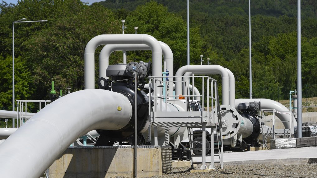 SR Výrava plynovod Poľsko POX Hraničná preberacia stanica plynovodu pri Výrave Na snímke hraničná preberacia stanica plynovodu neďaleko slovensko-poľskej štátnej hranici pri obci Výrava v okrese Medzilaborce .