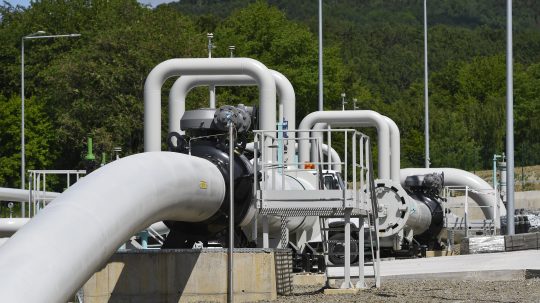 SR Výrava plynovod Poľsko POX Hraničná preberacia stanica plynovodu pri Výrave Na snímke hraničná preberacia stanica plynovodu neďaleko slovensko-poľskej štátnej hranici pri obci Výrava v okrese Medzilaborce .