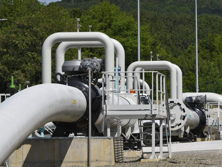 SR Výrava plynovod Poľsko POX Hraničná preberacia stanica plynovodu pri Výrave Na snímke hraničná preberacia stanica plynovodu neďaleko slovensko-poľskej štátnej hranici pri obci Výrava v okrese Medzilaborce .