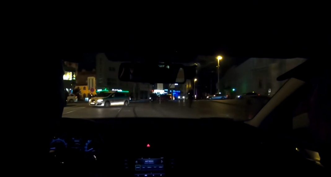 Na ilustračnej snímke pohľad z policajného auta na nočnú ulicu.