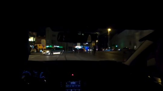 Na ilustračnej snímke pohľad z policajného auta na nočnú ulicu.