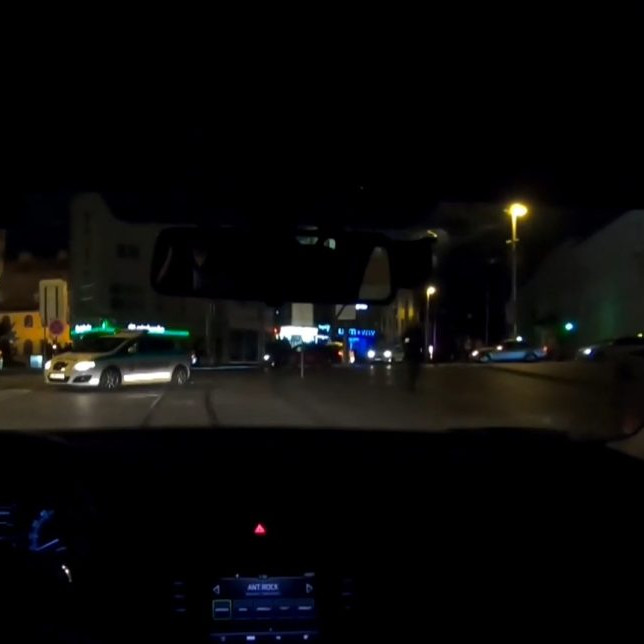 Na ilustračnej snímke pohľad z policajného auta na nočnú ulicu.