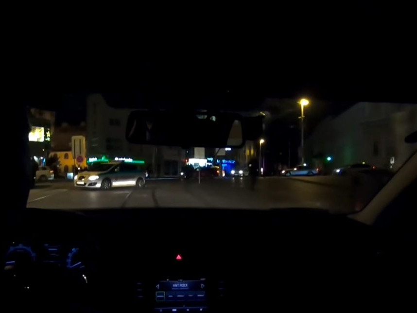 Na ilustračnej snímke pohľad z policajného auta na nočnú ulicu.