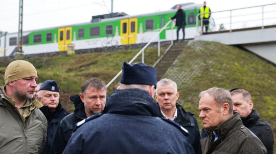 Na snímke Donald Tusk a polícia pri železnici.