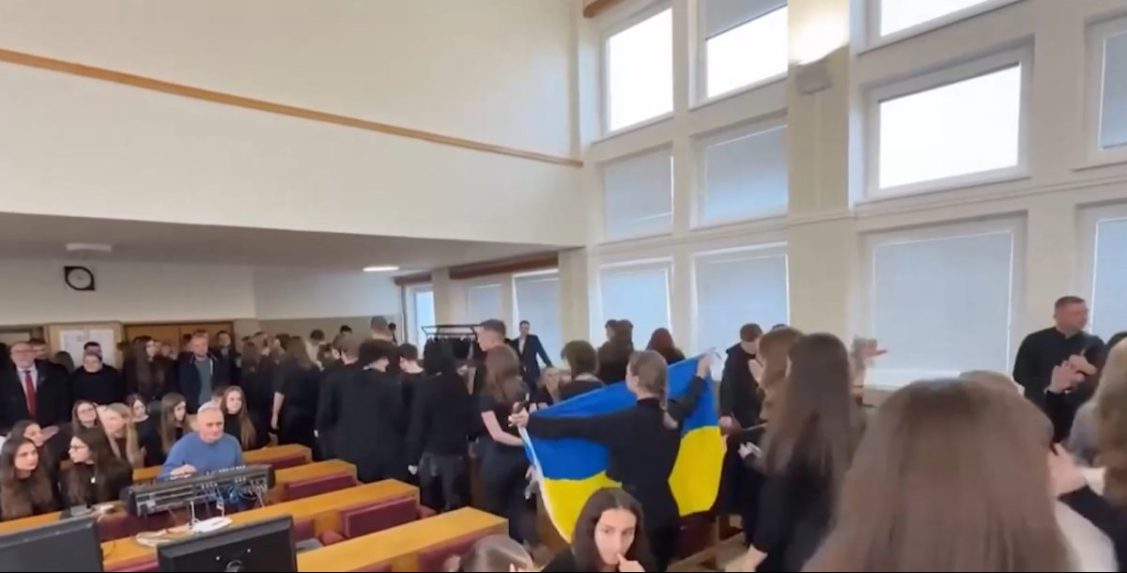 Na snímke študenti odchádzajú z prednášky R. Fica.