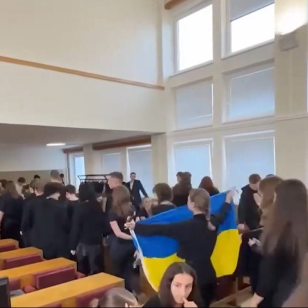 Na snímke študenti odchádzajú z prednášky R. Fica.