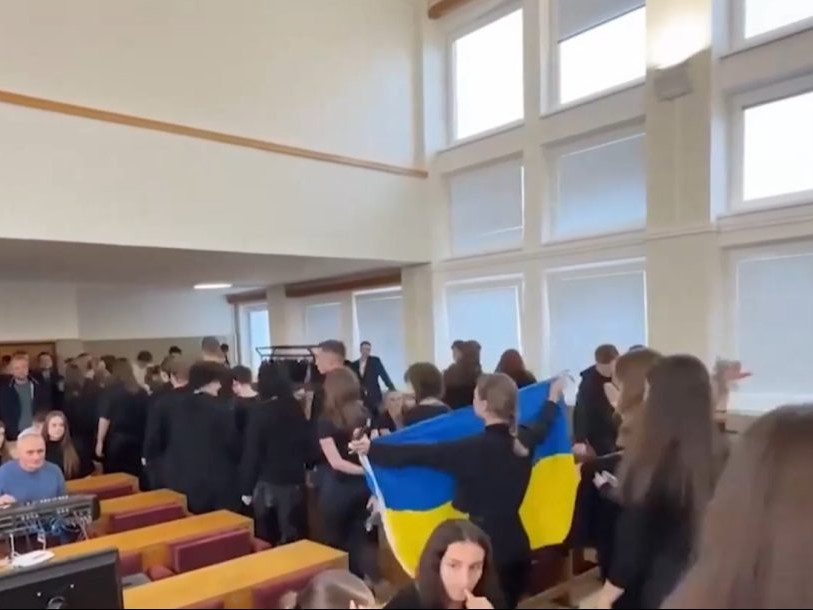 Na snímke študenti odchádzajú z prednášky R. Fica.