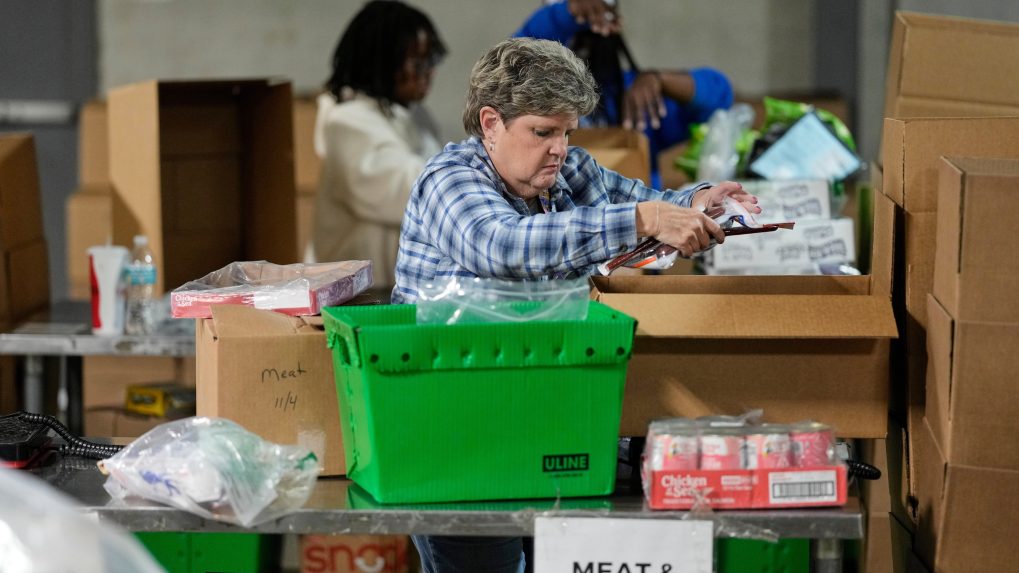 Dobrovoľníčka pracuje v potravinovej banke v Spojených štátoch.