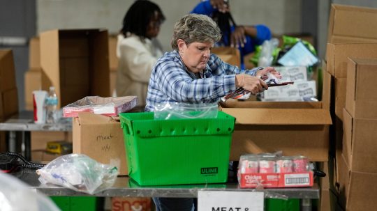 Dobrovoľníčka pracuje v potravinovej banke v Spojených štátoch.