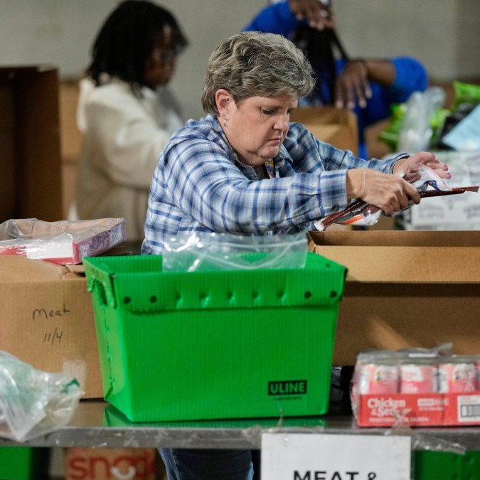 Dobrovoľníčka pracuje v potravinovej banke v Spojených štátoch.