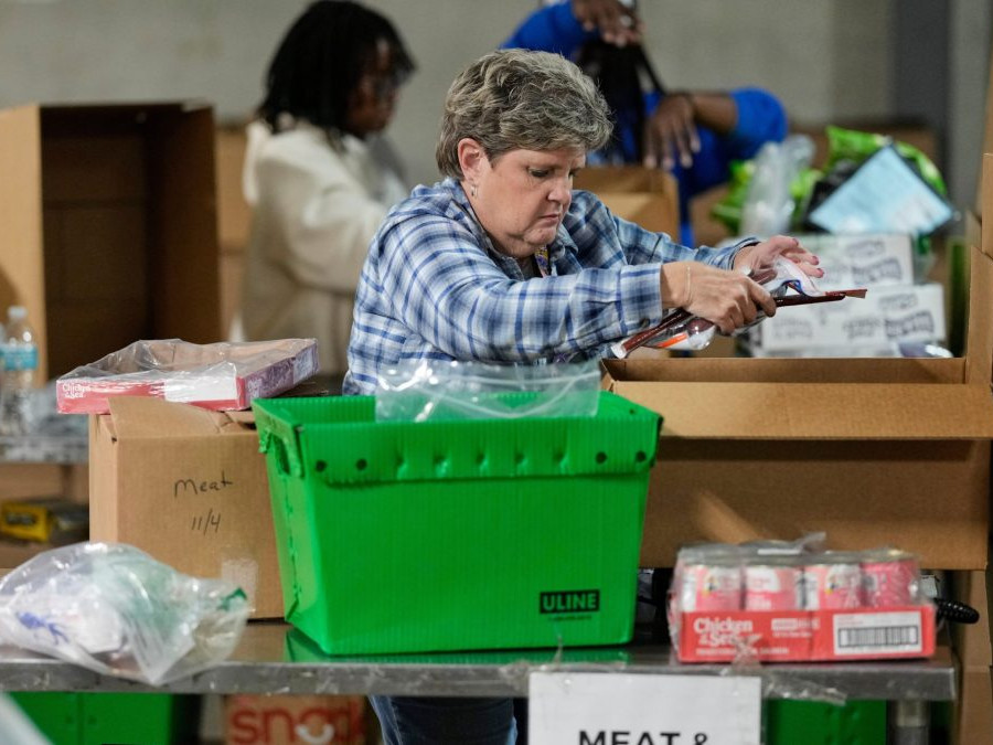 Dobrovoľníčka pracuje v potravinovej banke v Spojených štátoch.