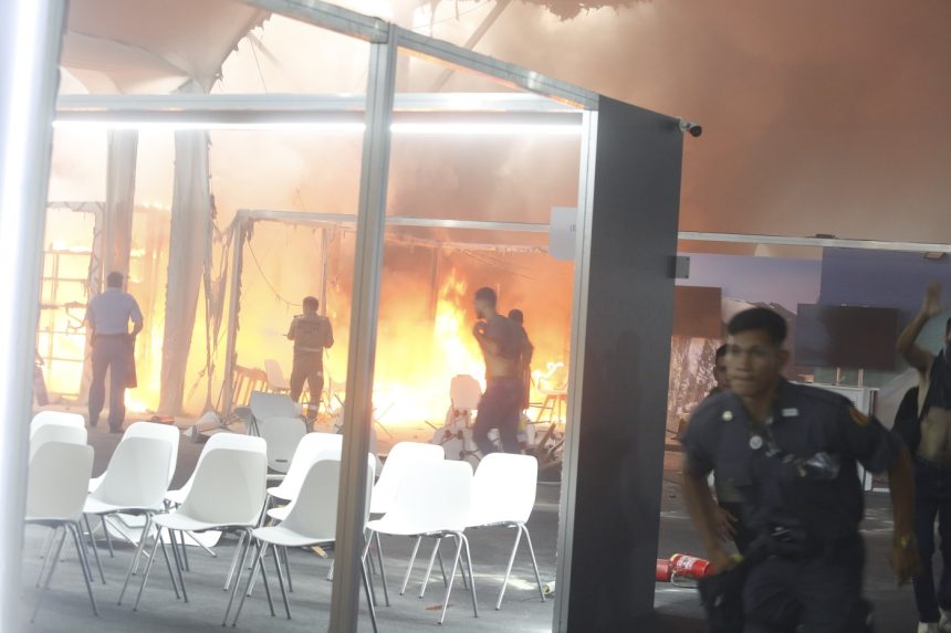 Na snímke požiar na klimatickej konferencii v Brazílii.