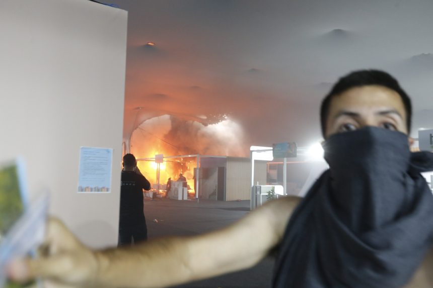 Na snímke požiar na klimatickej konferencii v Brazílii.